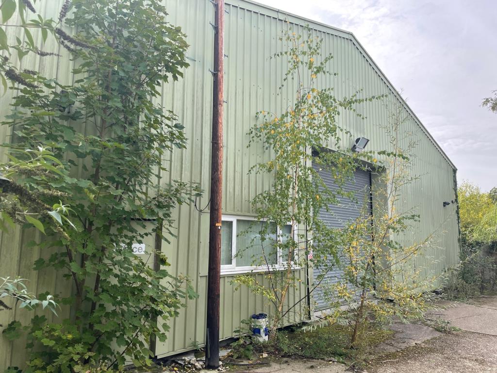 Lot: 131 - ALMOST THREE-QUARTERS OF AN ACRE FREEHOLD SITE WITH REDEVELOPMENT POTENTIAL - 